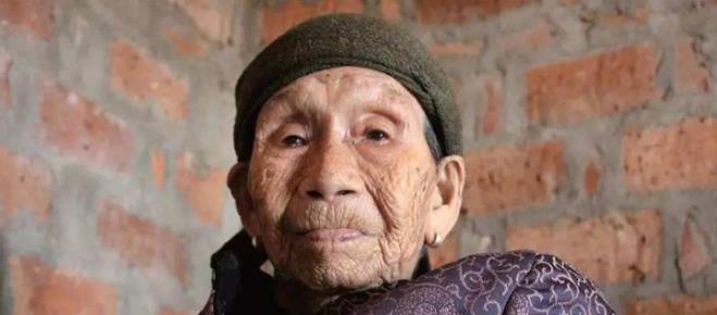 1941年，15岁的黄有良外出时被日军堵截，她奋力反抗却惹的日军举起了刺刀，就在