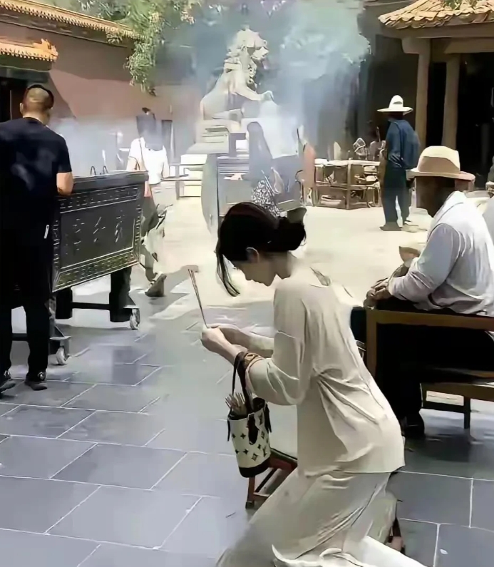 手里还拎着LV，她还有什么可求的吗？
