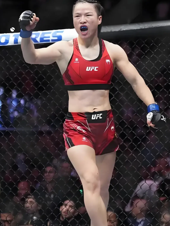 格斗女王，张伟丽说，当年在和乔安娜的比赛获胜后，我们俩被推进同一个病房。乔安娜隔