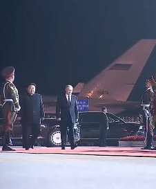 金正恩和政府核心成员到机场为普京送行。朝鲜孩子们举着两国国旗高呼：“俄罗斯！俄罗