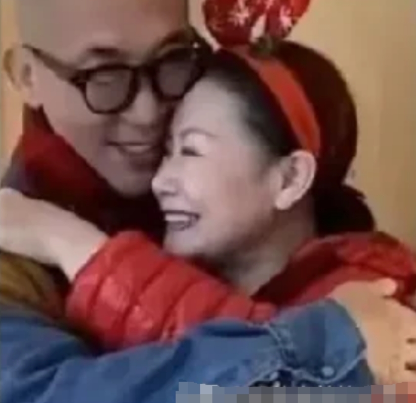 男性们都来学学光头欧巴，情绪价值给足了，不仅能省很多钱，还能反赚不少呢。
看看他