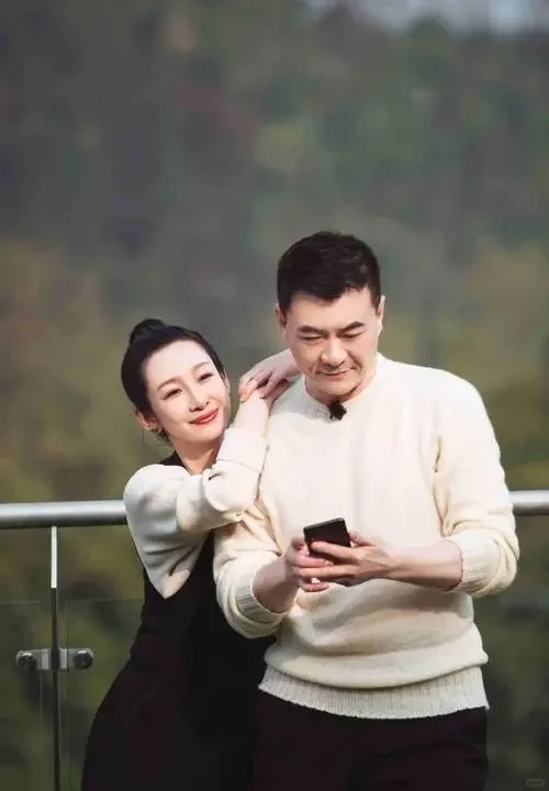 下嫁二婚王新军❗秦海璐可太聪明了！！
秦海璐算是德艺双馨的演员了，不仅是老戏骨还