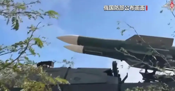 终于被打怕啦。
出于领土求平安，据说，泽连斯基正在召开闭门会议，顶不住了，准备割