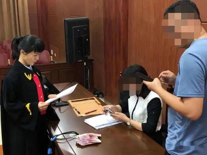 北京，女子欠了朋友200万没有还，朋友把女子告上法庭，要求女子偿还借款，女子不慌