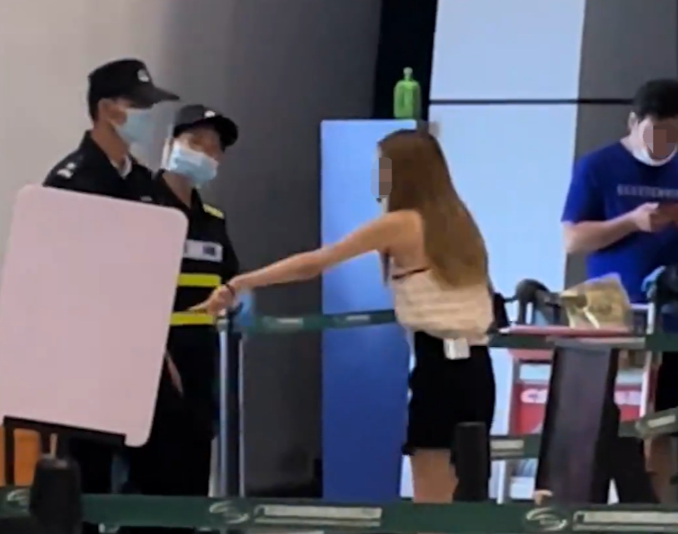 上海，一女子带女儿去香港参加入学考试，却在登机前找不到签证了。航空公司为女子下载