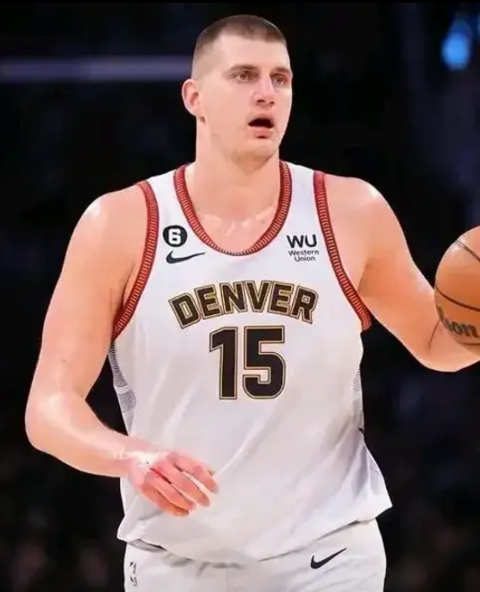 NBA全明星首发阵容已出炉，东西部谁更强？

东部：字母哥  塔图姆 唐斯  布