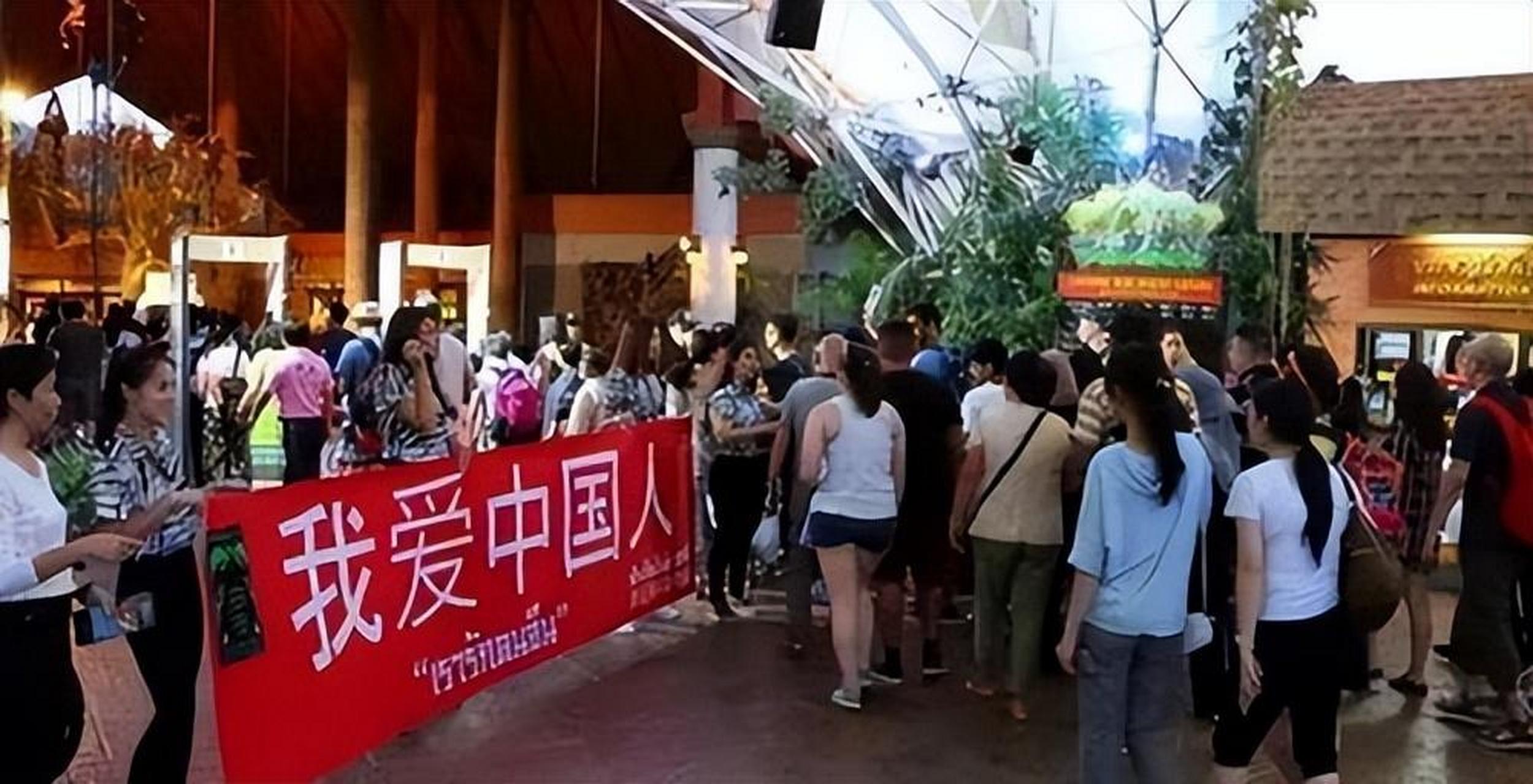 #韩国考虑对中国团体游客试行免签#此举一出中国游客必将争先恐后韩国游！据韩国旅游