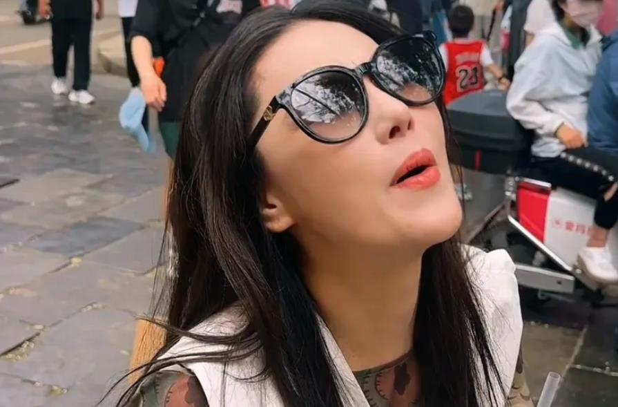 张馨予与何教官结婚后，偶尔参加活动或综艺。近期他们四处旅游，张馨予还分享了买地毯