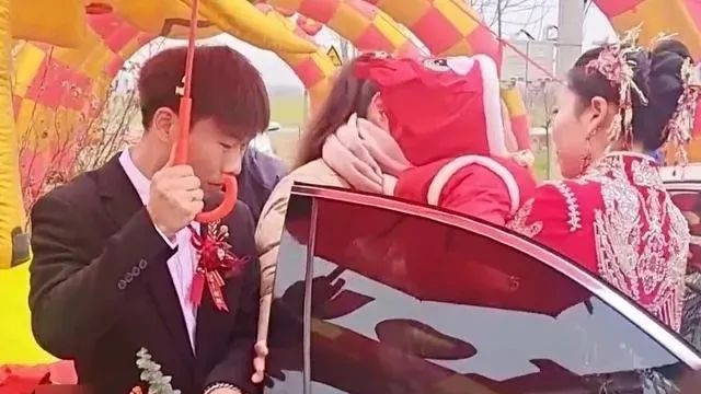 结婚现场新娘抱孩子结婚，公婆用盆接孙子