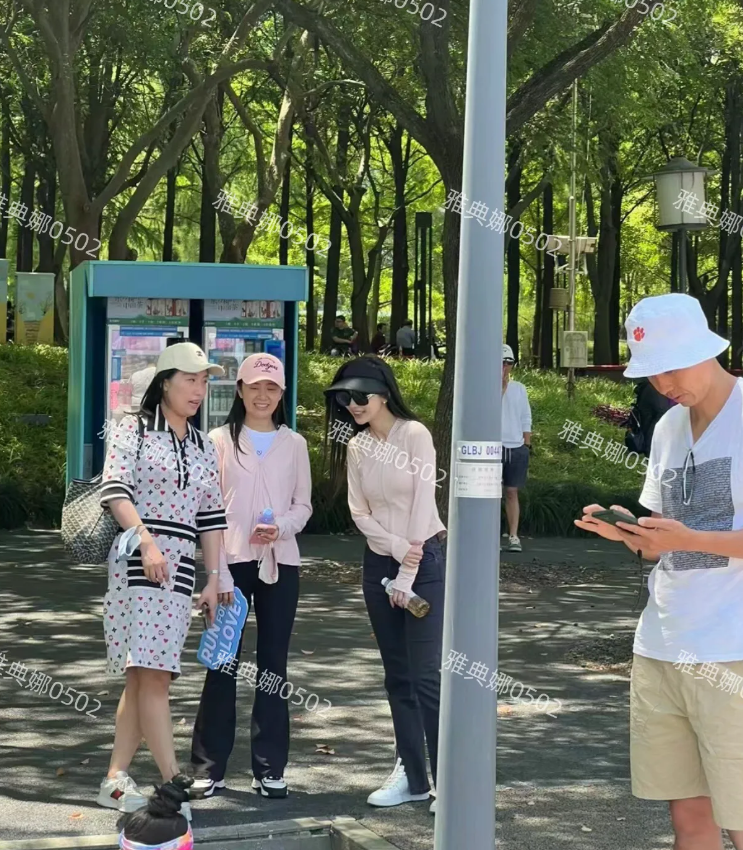 上海世博公园偶遇Angelababy，本人骨架很小很瘦脸巨小，素颜也很清秀漂亮。