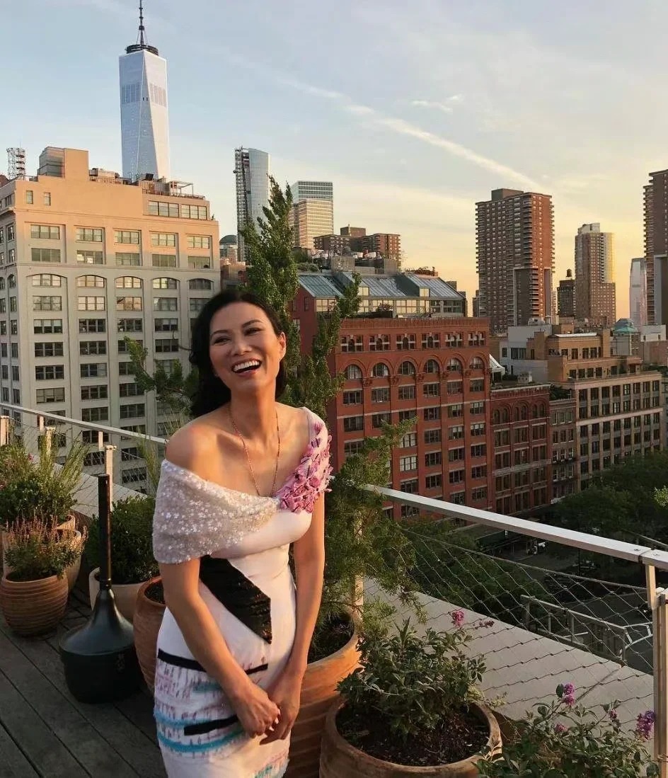 还是不明白邓文迪第一次出国是怎么做到的
对于那对美国夫妇而言
这只是个非亲非故的