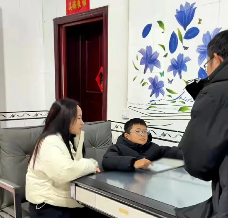 小凤这次真的有点生气了，因为她一大早就跟金哥说，让金哥跟她妈知会一下，说她娘家人