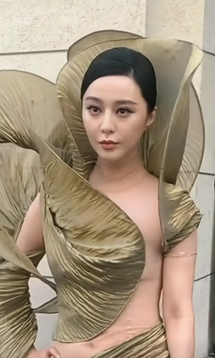 丞丞姐姐曾经毯星的光环没有了，看看这衣品着实让人震惊，看来在东南亚发展从精力和经