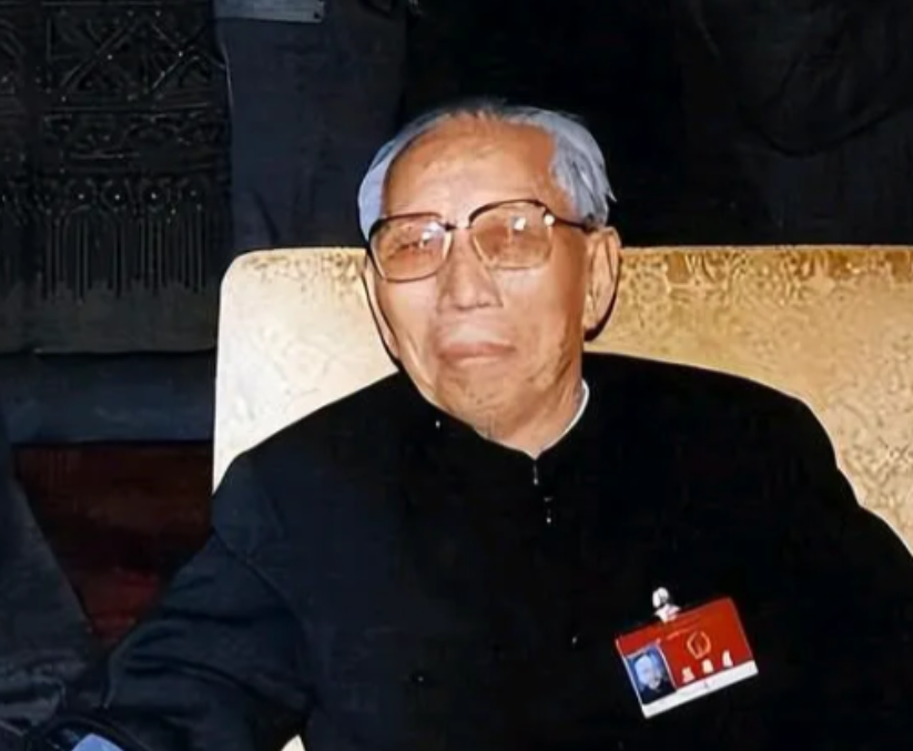 1991年，一位服刑40年的囚犯终于重获自由，他刚一踏出监狱的大门，便立即提笔给