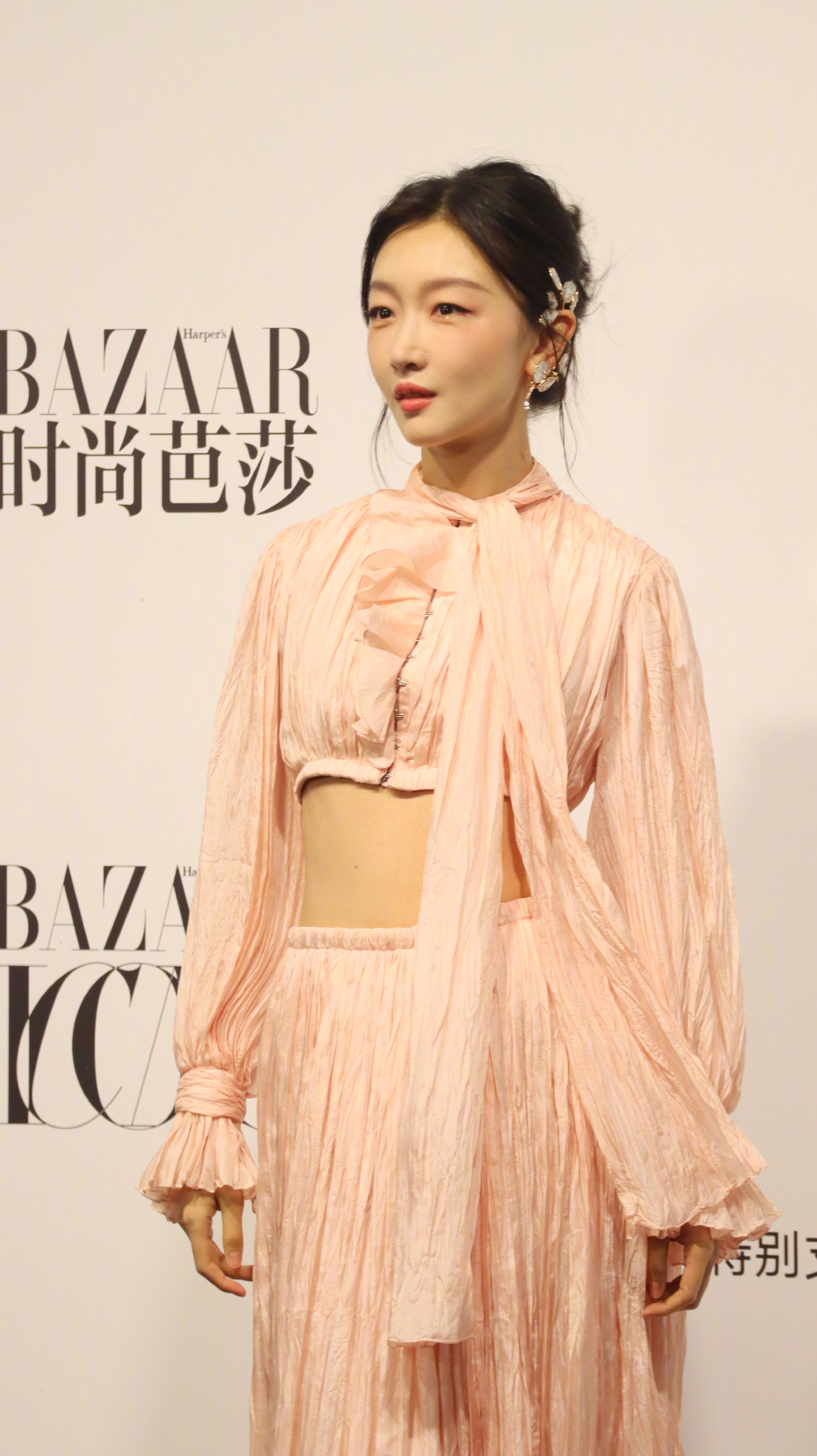 周冬雨身穿粉色定制长裙礼服亮相时尚芭莎年度派对红毯！