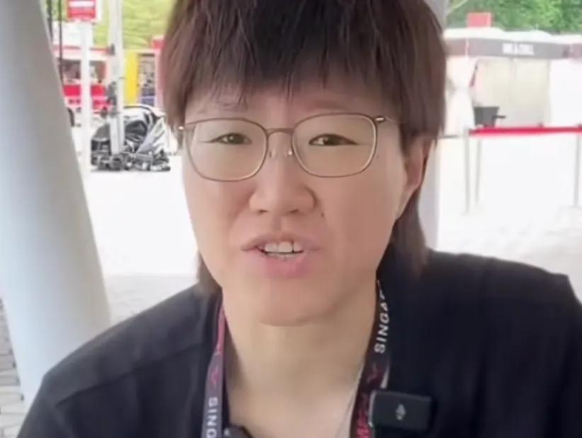不认识郭焱的还以为她是王楚钦的一个狂热粉丝。实际她算是个乒乓球队的前辈了，拿到过