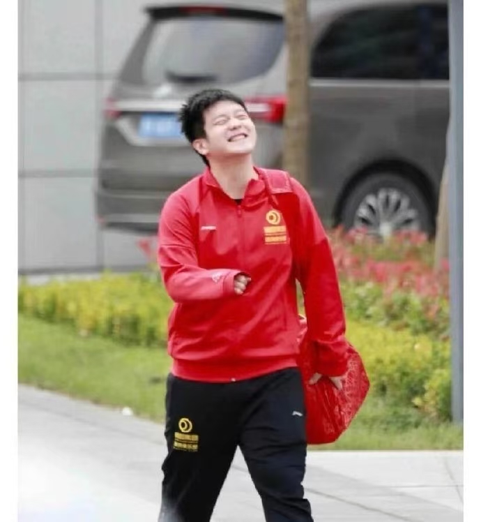 小胖今天的打扮太好笑了