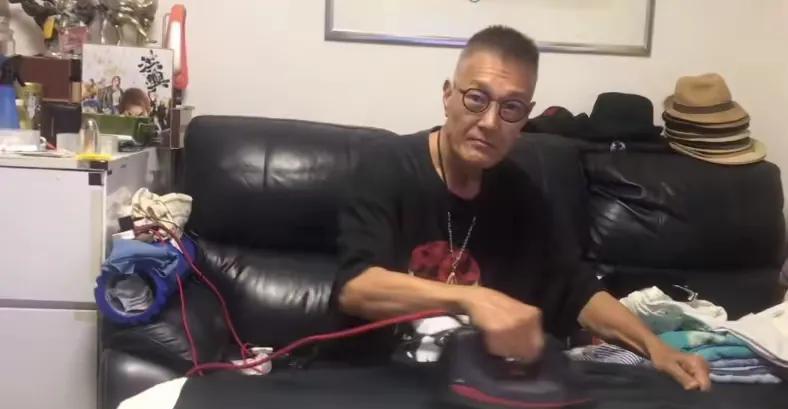 65岁知名港星的住所！也太狭小了，客厅转个身都困难
他曾是成家班一员，出道已经很