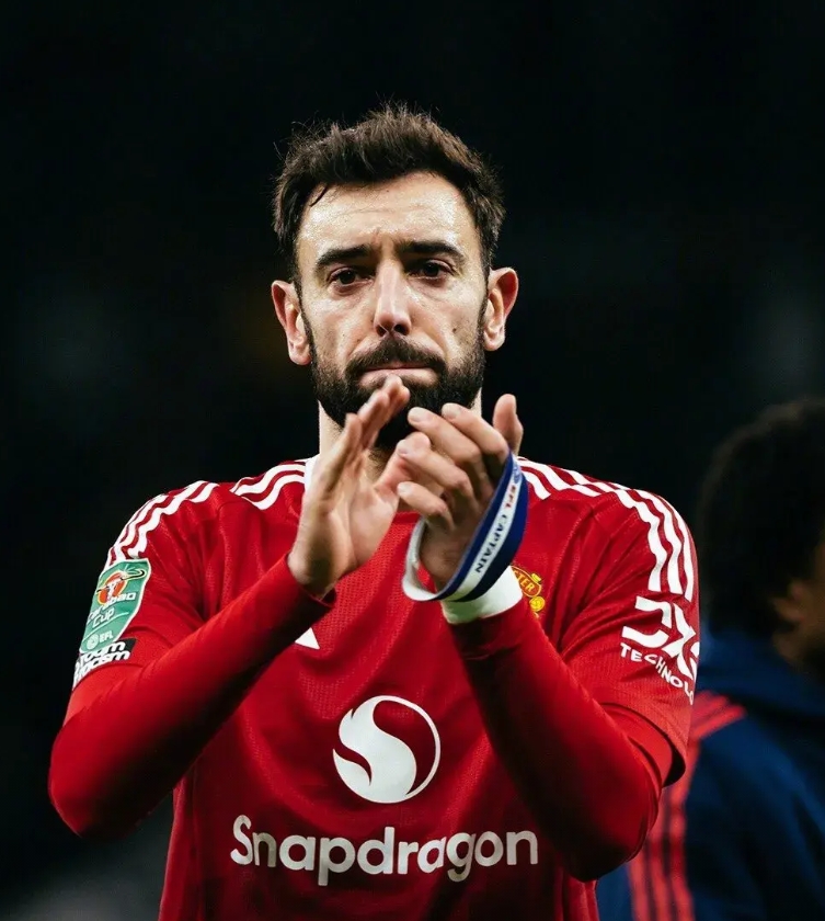 阿莫林执教曼联后表现依然起伏很大，这两点或许是主要的原因

1、三后卫不适合球队