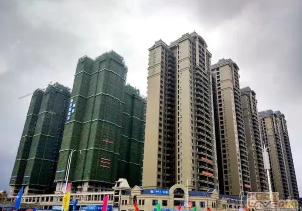 辽宁沈阳，小陈夫妇买了一套商品房，可是，就在时间到了房子交期时，小陈夫妇却收到了