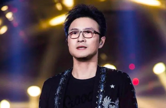 5月12日母亲节之际，汪峰被拍到带儿子女儿等一行人外出聚餐，其中一位打扮精致的高