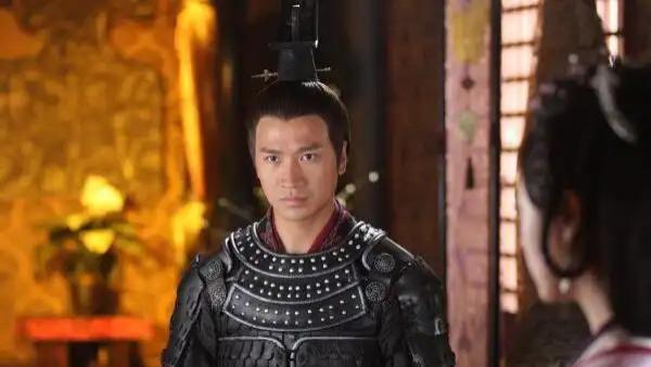 周勃是汉初功臣，周亚夫是刘启在位时期功臣，父子俩经历相似