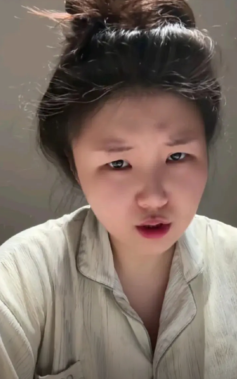 那位在网上哭诉因吃河豚而中毒的女孩，每天发布一篇长文，这至少说明她目前安全无生命