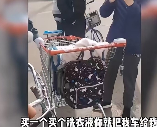 吉林，松原。一女子报警称超市保安挟持她孩子，围观群众看不下去了，原来，女子想将商