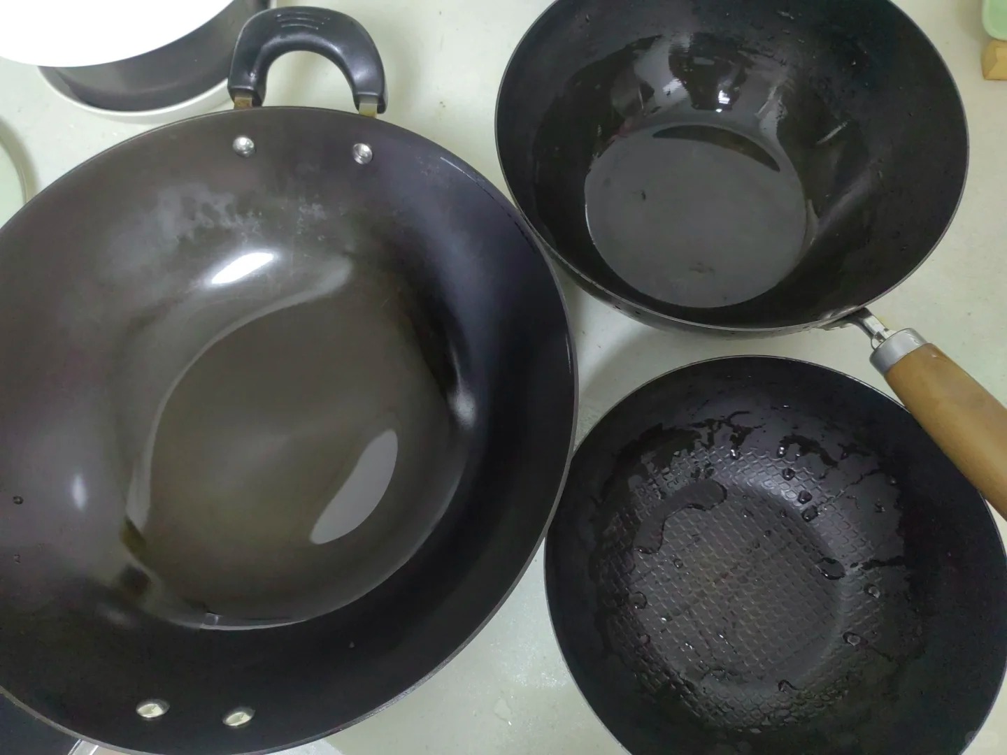 感觉家里这三口铁锅都不安全了
看了抖音那个视频说化工桶铁皮锅，感觉家里这三口铁锅