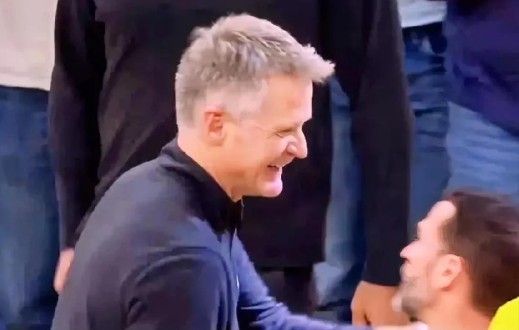 科尔笑了，赛后的采访化身NBA里的杜峰。
科尔不是没有能力，而是看到不到时候，像