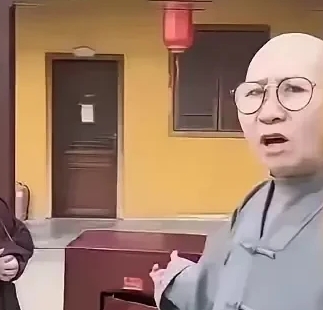 这名女大师，功德箱被盗后，便在网上发视频指责窃贼。
瞧这位大师，满脸都是贪嗔痴怨