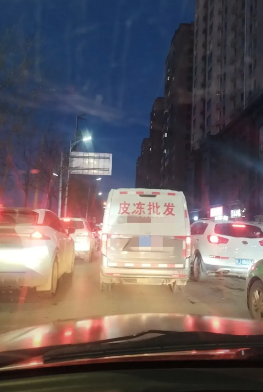 一张县长指示交警大队长春节期间莫要给路边车辆贴罚单的截图信息在网上疯传。
乍一看