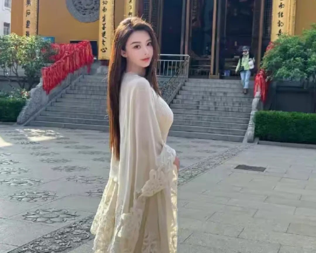 冯绍峰新恋情曝光，网红女友引争议
近日，娱乐圈再掀波澜，赵丽颖前夫冯绍峰的新恋情