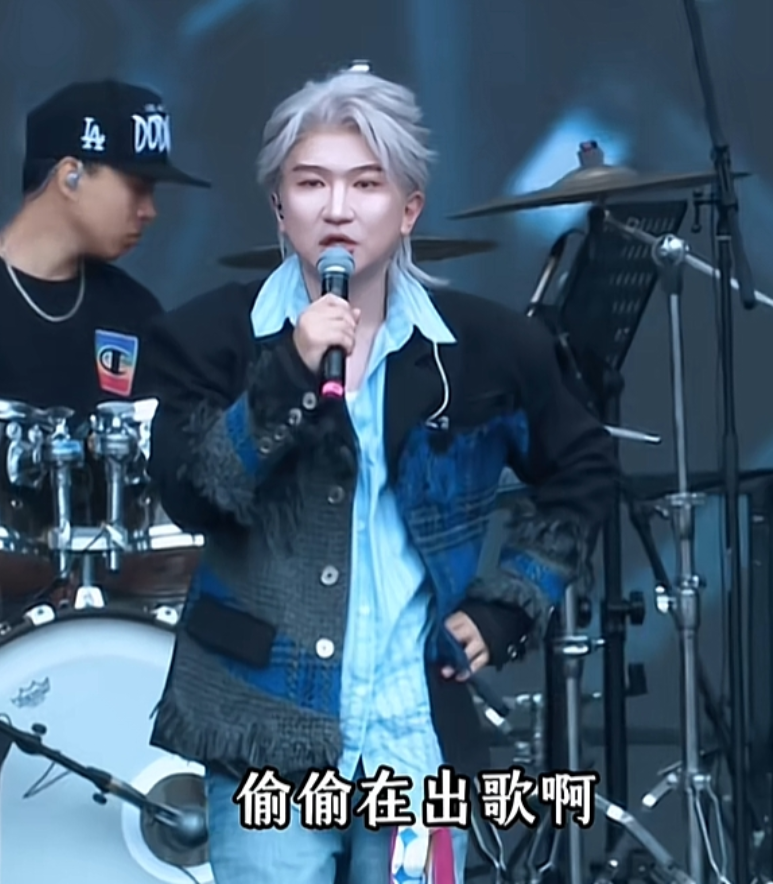 张大大受邀参加“太湖湾音乐节”唱歌，特意漂染了一头银发，还搭配了帅气造型，网友神