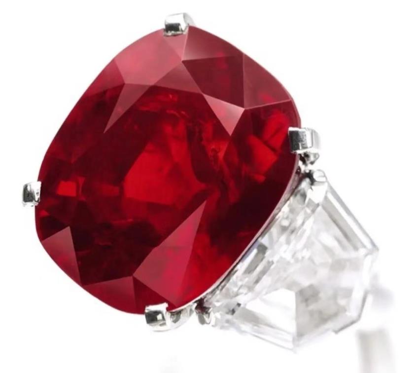 浙江余姚，女子在逛商场时丢失了一枚红宝石戒指，半小时后发现赶紧报警，警方通过监控