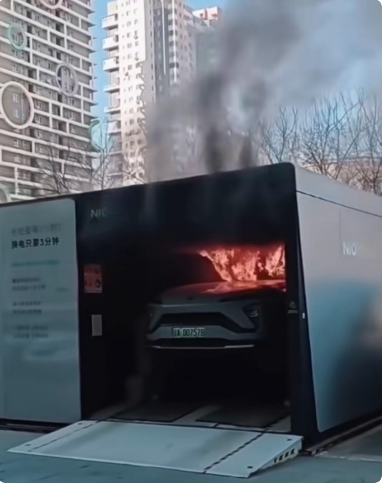蔚来换电烧了，起火竟然是大灯？
2月21日上午10时40分前后，蔚来换电站起火的