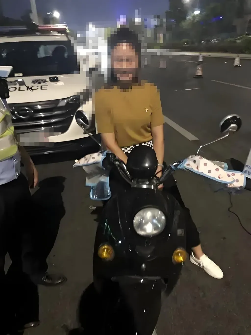 “活着已经够难了，还要罚我款？”上海，女子晚上加班后，骑电动车回家时，被3个交警