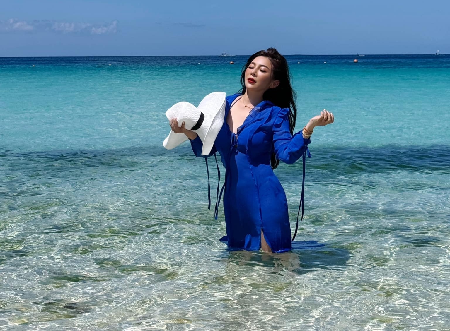 台湾艺人王彩桦以歌手和演员身份走红，近年来因女儿进入演艺圈备受关注。最近，她在社