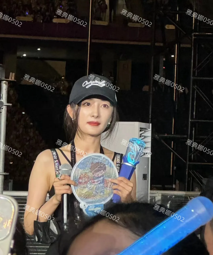 周深演唱会见到了杨幂，本人没有网上吹得那么美，太瘦了有点儿显老，没有以前漂亮水灵