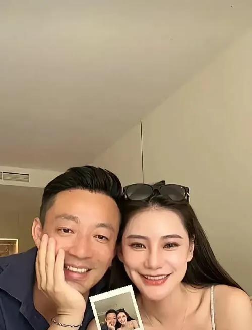 汪小菲真学聪明了！

回京了，媒体报道他不带孩子，悄悄回台北。

大S妈妈要争俩