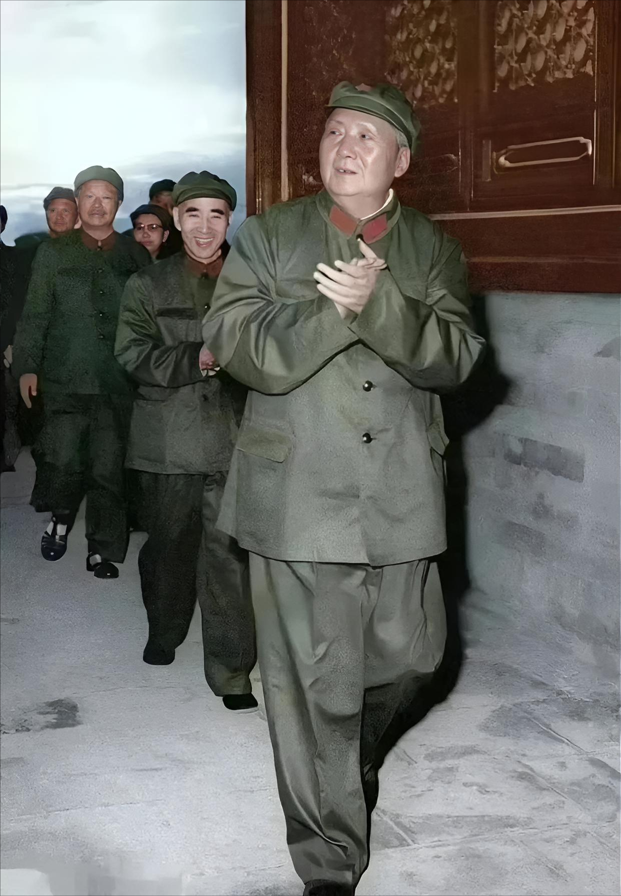 1966年国庆，在天安门城楼上，一幅画面被历史铭记。毛主席和林彪身着军装出现在人
