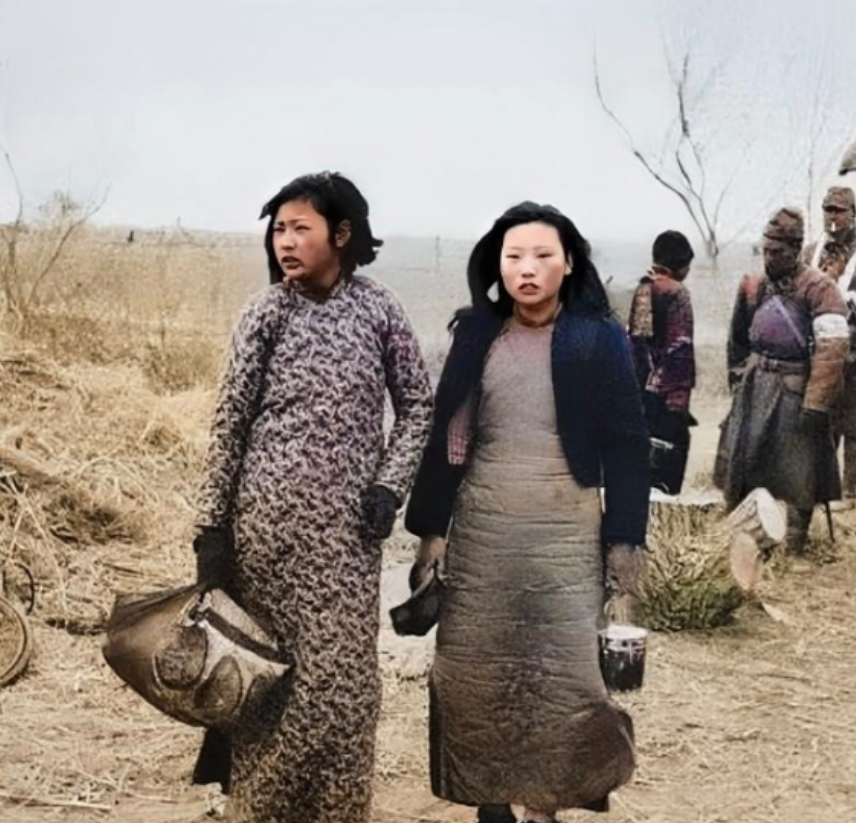 这才是抗日战争时期，寒冬中的真实写照！1943年的冬天，两个美丽的武汉女孩在日军