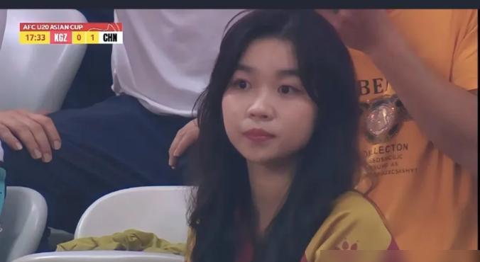 昨晚U20中国对吉尔吉斯坦比赛中，镜头直盯一个神秘女生，还给了个特写！这让大家都