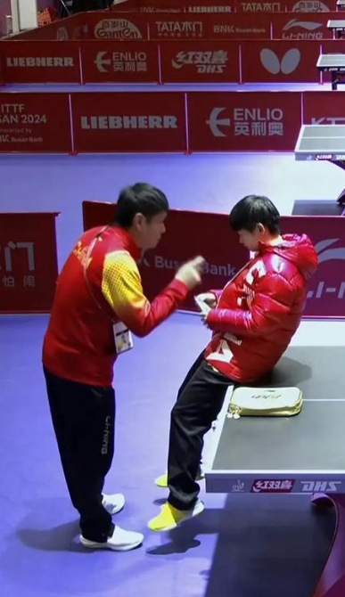 21岁单打登顶世界第一，成为首位“00后”单打世界第一。

22岁女单女双混双三