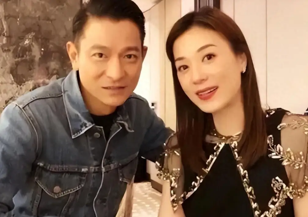 一次，刘德华演唱《爱你一万年》时，女舞伴赖文慧忽然满含泪水地抱住了他。刘德华低声
