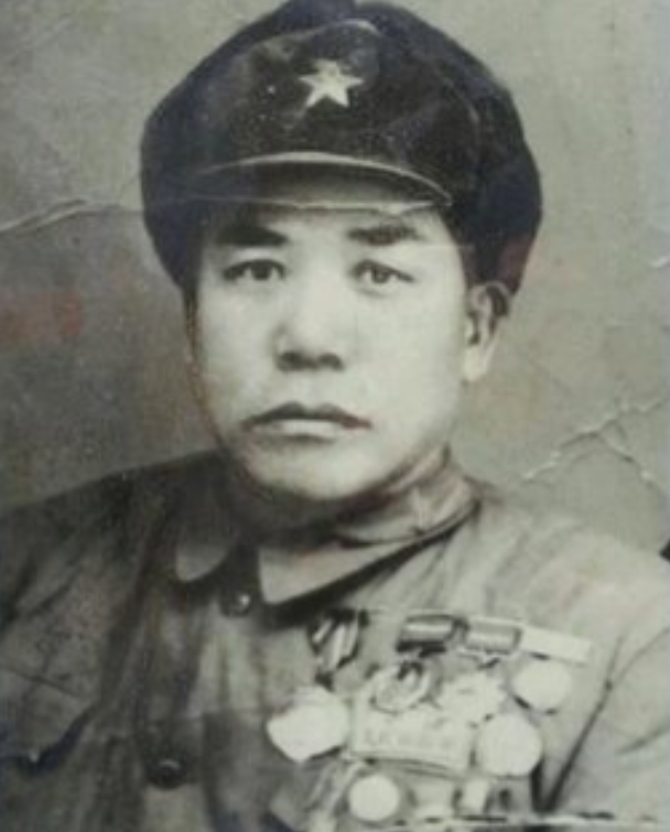 1955年授衔，毛主席看完名单后突然问：“那个一次砍杀27个日军的军中吕布怎么没