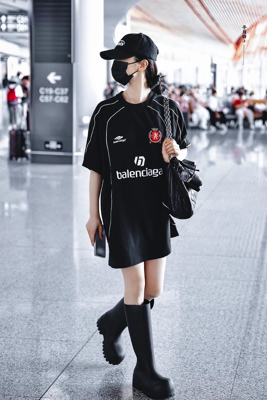 杨超越巴黎世家曼联联名球衣