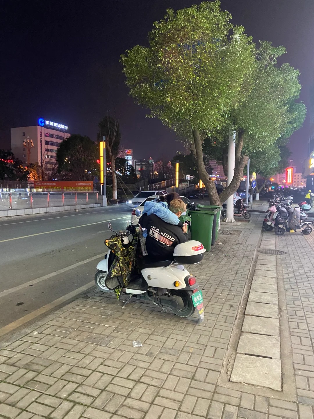 真的不能放过我的车吗
吃个饭出来，看到这一幕，窒息，生怕它动倒了