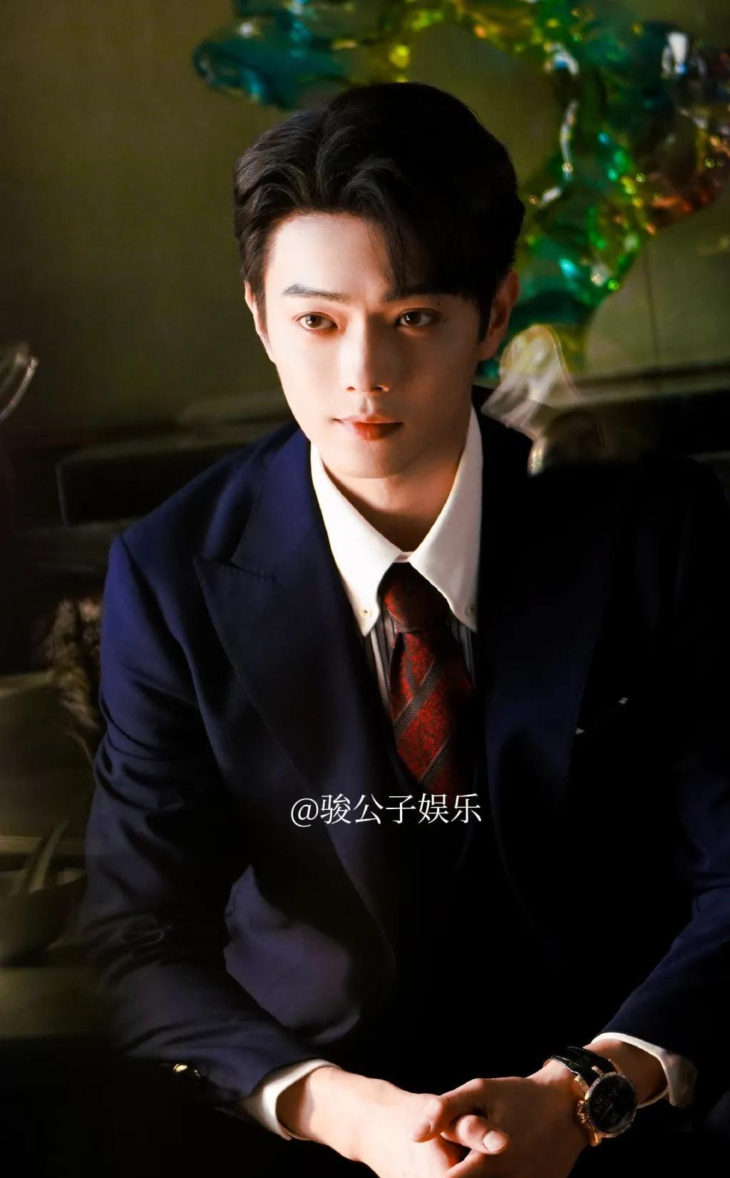 #许凯觉得生活像楚门的世界##许凯说我属猪的运气好#许凯近日在专访中提到，每个角