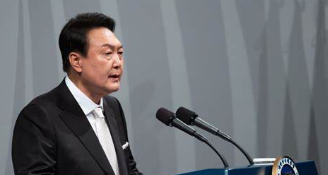 尹锡悦尴尬到了极点！
1. 尹锡悦这种过度亲美行为，完全是把韩国的主权拱手相让，
